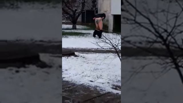 Охранник выйшол в туалет! смотреть онлайн