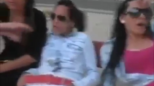 Девушки из Кавказа гуляют во дворе — Кавказ 2016 год