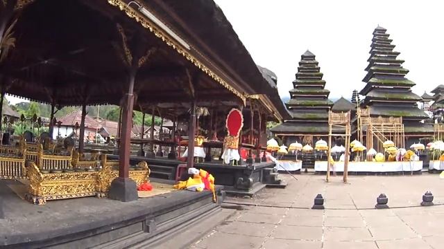 Храм Пура Бесаких (Besakih Temple) смотреть онлайн