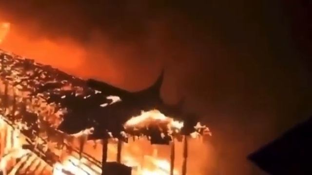 Сжигая мосты по-китайски — в провинции Фуцзянь полностью сгорел 900-летний деревянный мост. смотреть онлайн
