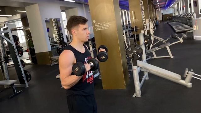Сгибание предплечья с гантелями стоя - техника выполнения смотреть онлайн