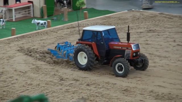 AMAZING RC tractors in 1:16 scale! BIG R/C tractor ACTION! смотреть онлайн