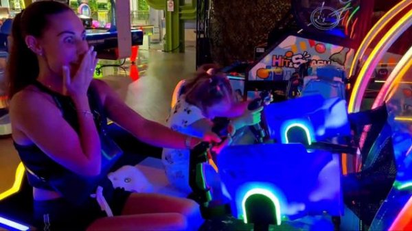 🤪Ева весело проводит время в игровой комнате!