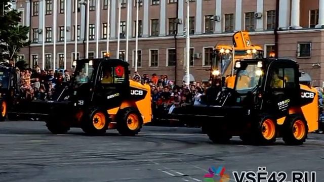 Танцующие экскаваторы на площади Советов в Кемерове смотреть онлайн