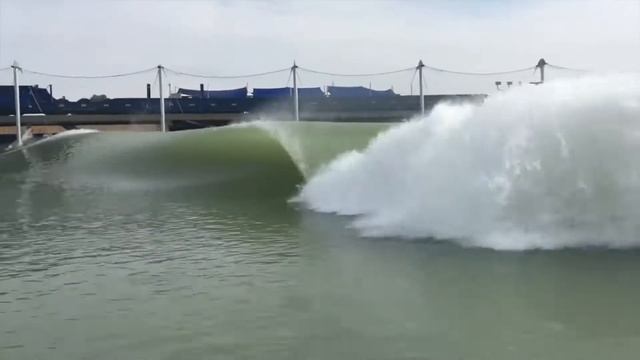 Келли Слейтер Рвет На Своем Ранчо Для Серфинга смотреть онлайн