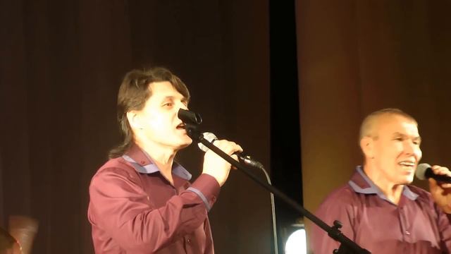 ПОЕТ И ИГРАЕТ ГРУППА 