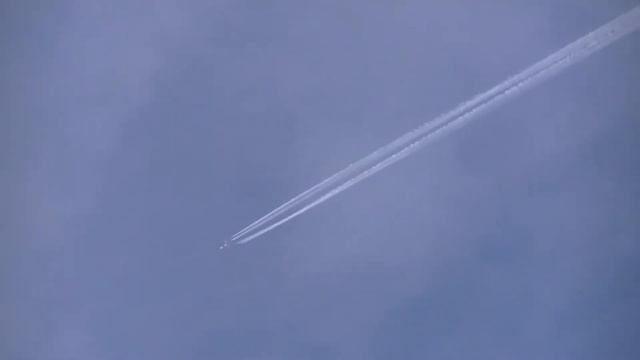 Самолет в небе оставляющий след. смотреть онлайн