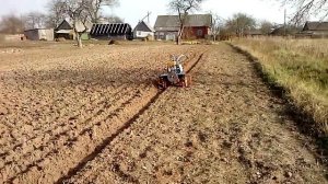 Мотоблок нева.вспашка плугом.Пашет сам.