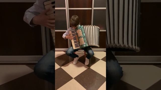 ученик 2 класса Хатуев Денни поздравляет ветеранов с 75-летием Великой Победы!(Школа № 648) смотреть онлайн