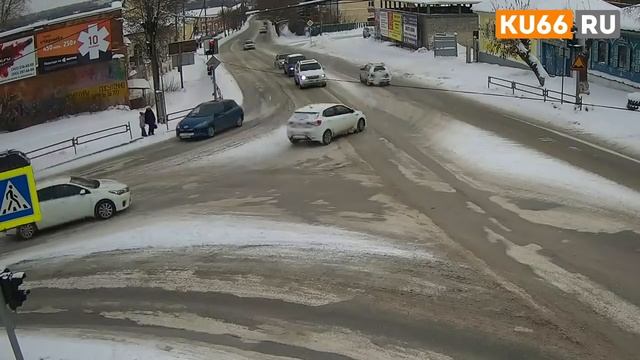 Водитель кроссовера протаранил забор и въехал в дерево