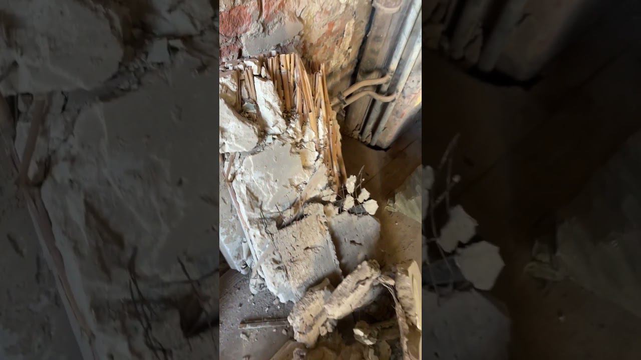 Какие материалы перегородок мы находим при демонтаже отделки во вторичке на Тверской #ремонтсталинки смотреть онлайн