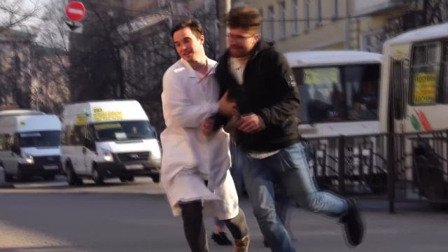 ПРАНК - НАПАЛ ПРЯМО НА УЛИЦЕ! смотреть онлайн