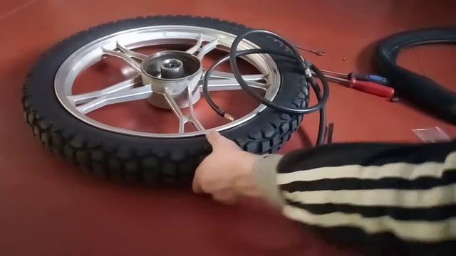 Как поменять камеру заднего колеса на мопеде Альфа? смотреть онлайн