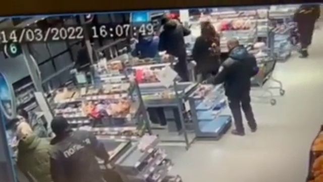 В Николаевском АТБ был замечен полицейский мородер / полиция смотреть онлайн