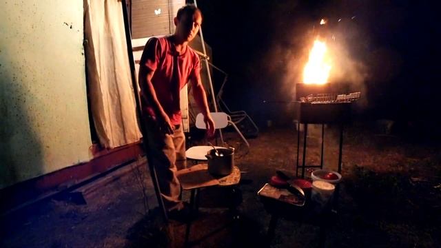 Жареное Мясо на Мангале и Жареные сосиски на углях! Рецепт от Водоная смотреть онлайн