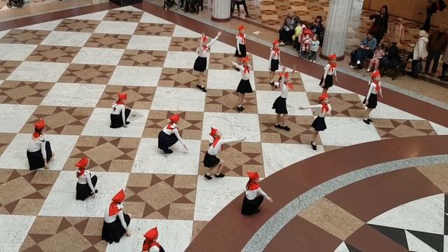 Танец "Детство", Ансамбль "СПЕКТР" 1.05.19, ЦДМ 1 этаж, съемка сверху смотреть онлайн