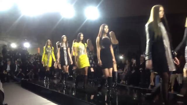 Показ Versace смотреть онлайн