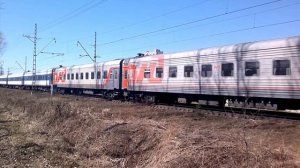 Пассажирский поезд проезжает железнодорожный переезд недалеко от Хасанской улицы в поезде Мартиросян