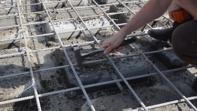 Бетонирование монолитной пустотной плиты перекрытия с несъемной опалубкой Сибформа® смотреть онлайн