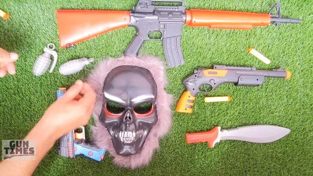 Toy Guns and Equipments - M4 Rifle - Desert Eagle - Different Gun and Scary Mask смотреть онлайн