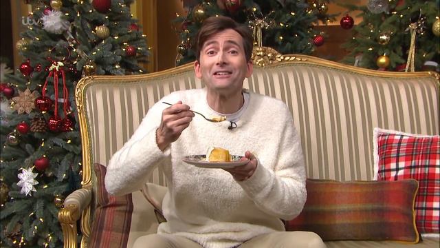 Katie the floor manager tries to 'steel' David Tennant's pudding - 8th Dec 2022 смотреть онлайн