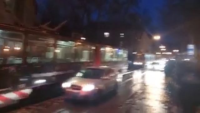 Водитель парковкой перекрыл движение трамваям смотреть онлайн