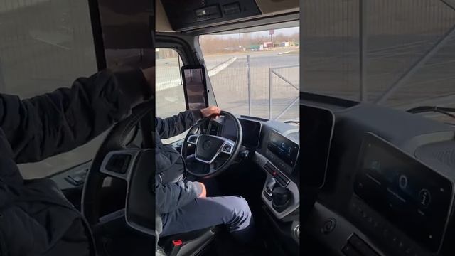 Mirrorcam в новом Actros. Как современный грузовик ездит без зеркал. Обзор.