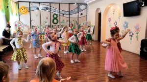 старшая группа танец Я модница