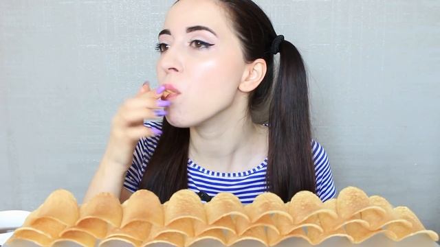 МАМА ВСЕ ДЕЛАЕТ, А Я ТОЛЬКО ЕМ ?? / ЧИПСЫ / MUKBANG asmr Ayka Emilly смотреть онлайн