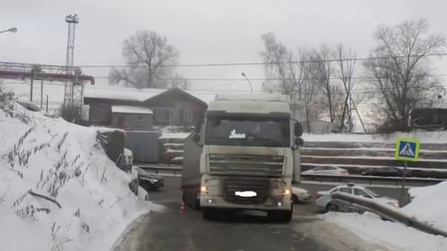 Пешеход попал под колеса грузовика в Ярославле смотреть онлайн