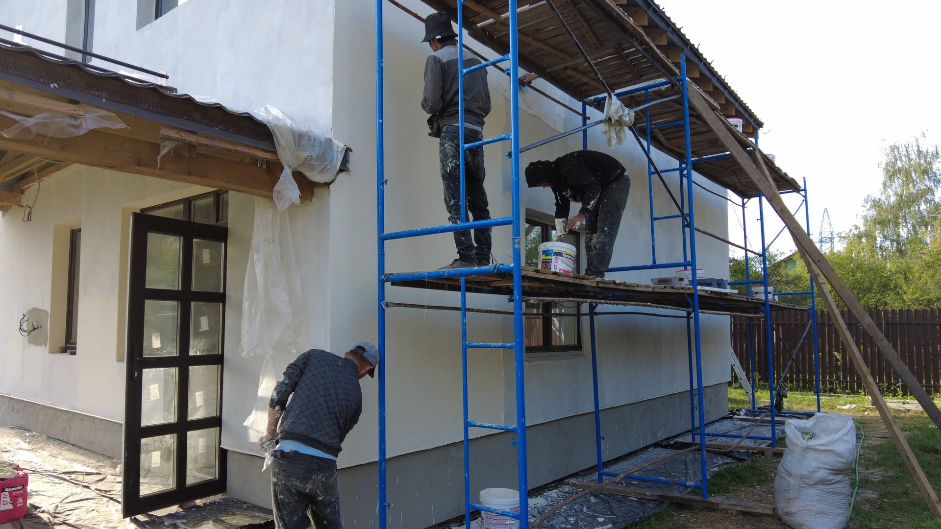 Камешковая силикатно-силиконовая декоративная штукатурка Credit CT174. Нанесение и затирка на фасаде