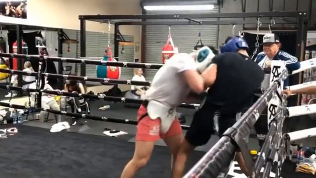 CANELO & RYAN GARCIA EXCHANGE BODY BLOWS DURING SPARRING SESSION, CANELO TEACHING THE YOUNG PROSPEC смотреть онлайн