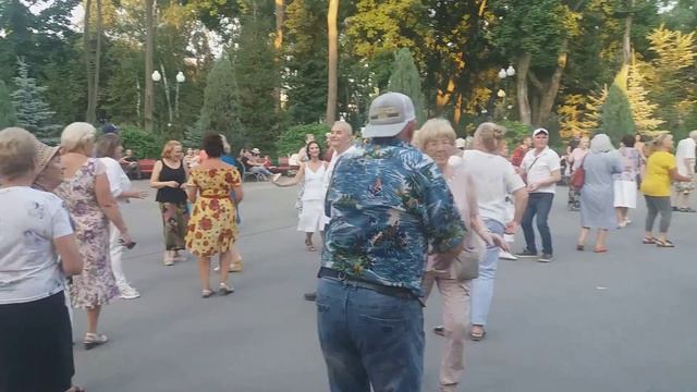 Харьков,танцы в парке;"Я знаю, ты лучше!" смотреть онлайн