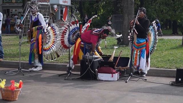 У метро ВДНХ, какие то индейские напевы... смотреть онлайн