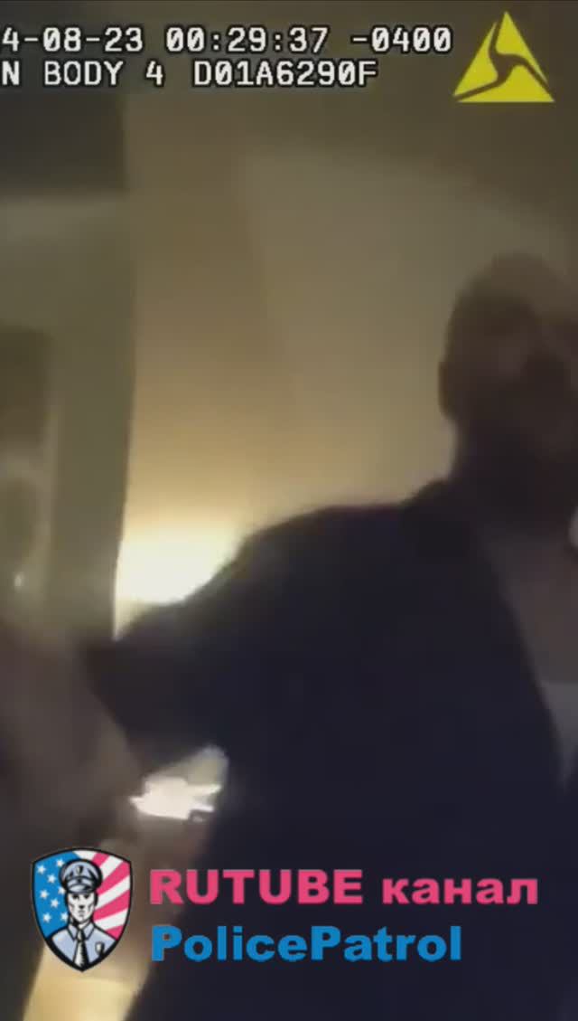Пырнул копа ножом, но не попал #США #ПолицияСША #Полиция #применениеоружия #Америка #Американцы смотреть онлайн