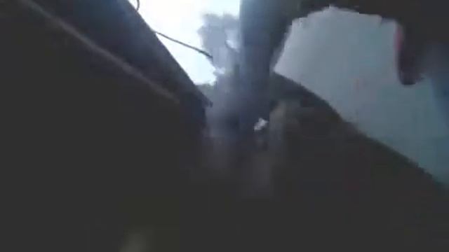 хрупкая девушка меняет запаску на полуприцепе смотреть онлайн