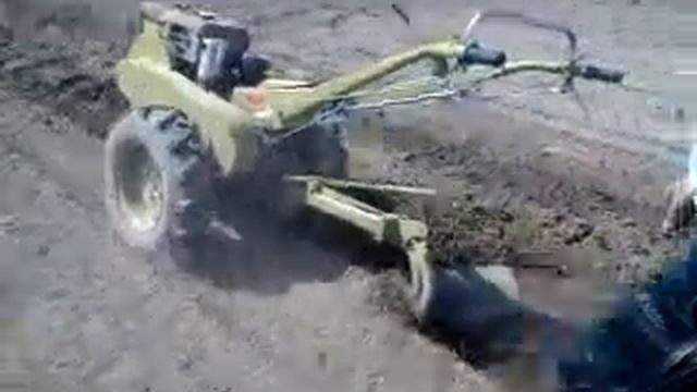 Научились садить картошку мотоблоком... смотреть онлайн