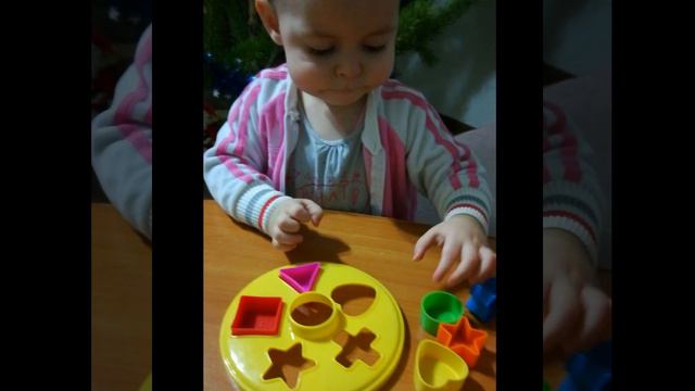 Ребенок в полтора года собирает головоломку/ A child in a year and a half collects a puzzle смотреть онлайн
