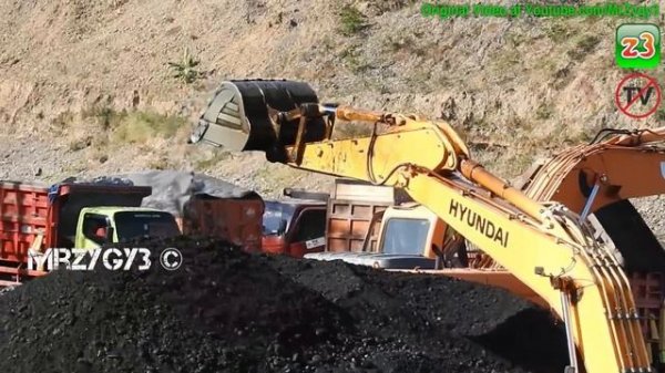 Excavator Deep Digging Sand From The River Hyundai R220-9S Doosan DX225LCA