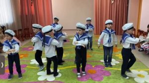 Бескозырка белая, в полоску воротник