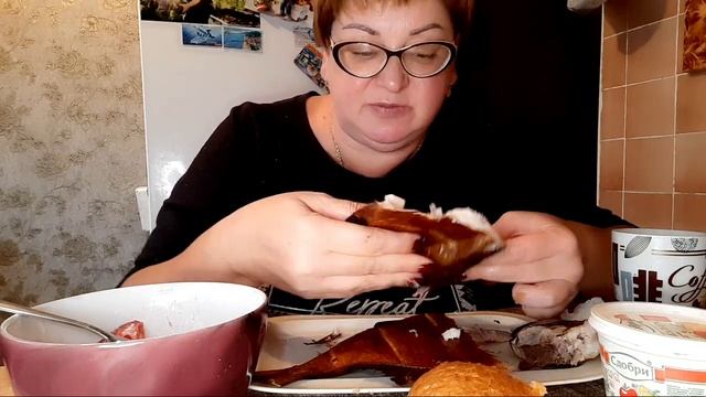 Пожрем/Мукбанг копчёный лещ и копченая камбала/Камбала пробую впервые/ смотреть онлайн