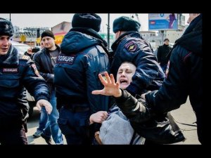 ОМОН силой разгоняет митинг экологов против мусорной свалки, полигона «Воловичи» Коломенский район.