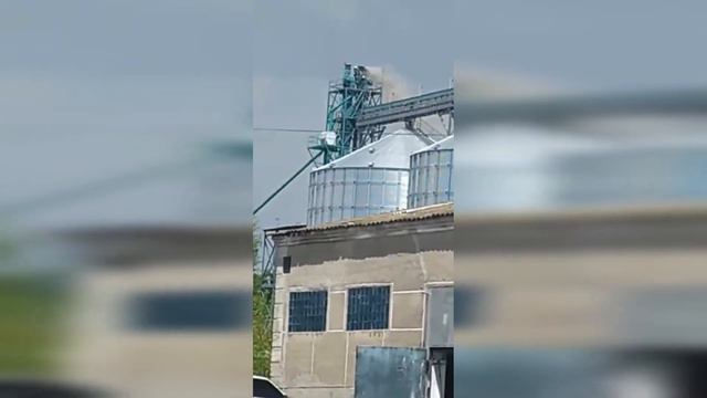У Глухові вогнеборці ліквідували пожежу на території елеватора смотреть онлайн