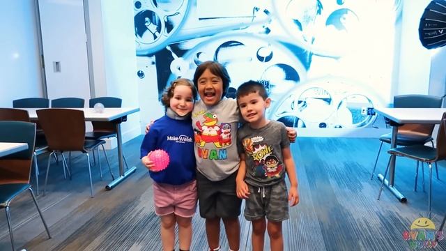 Ryan play games at Dave and Busters with Friends for Make a Wish! смотреть онлайн