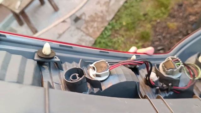 Снятие заднего фонаря на Honda CRV 3/Removing the rear light on a Honda CRV 3 смотреть онлайн