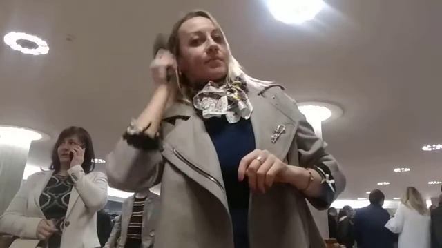 Всё закончилось и все пошли в гардероб. смотреть онлайн