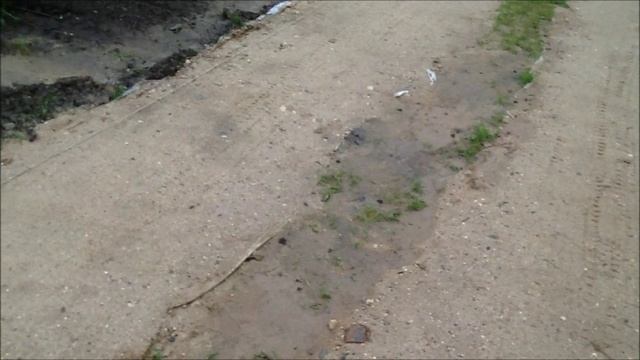Дорожка для стоянки автомобиля, в деревне. смотреть онлайн