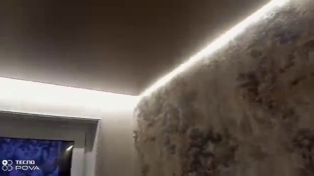 Цветной натяжной потолок с световыми линиями и парящим профилем и закарнизной нишей с подсветкой. смотреть онлайн