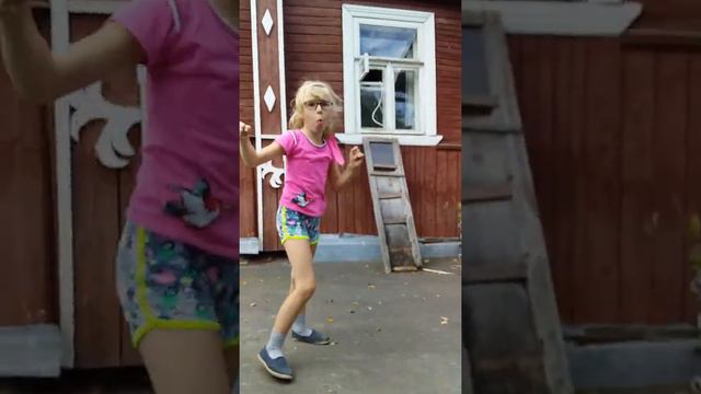 😂😂😂😂😂мы с сестрой когда были маленькие мне 11 а сестре 10 смотреть онлайн