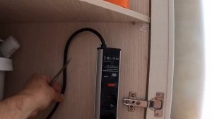 Выдвижной  блок   розеток.   Дополнительно установить в кухонном шкафу  выдвижной блок розеток.